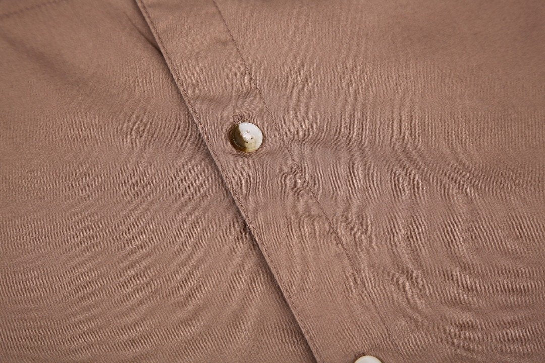 Two tone buttons on a cotton fishing shirt.